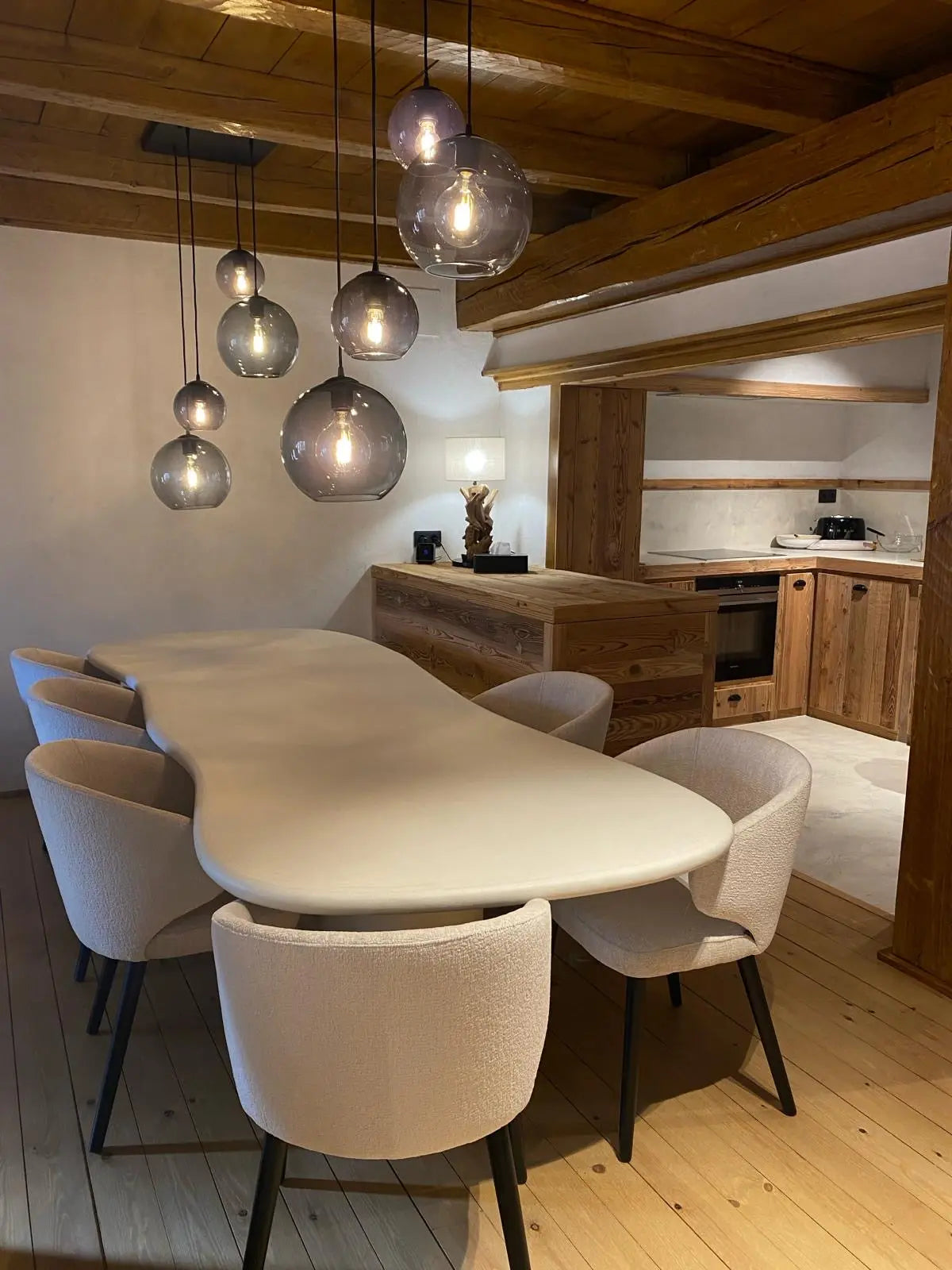 Amara - Table à manger organique en béton ciré (MORTEX®) The Concrete Table Co.