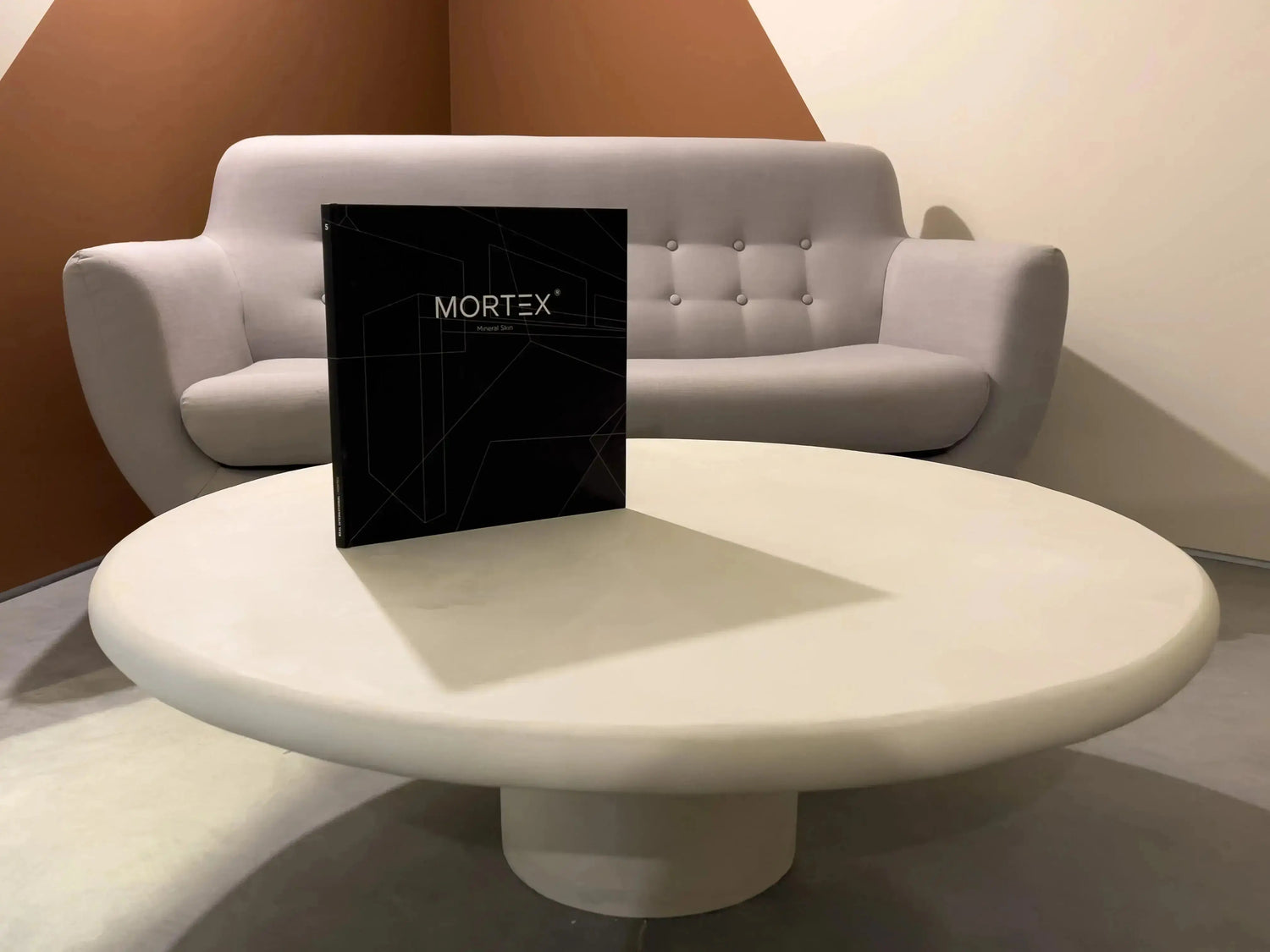 Mia - Table basse ronde en béton ciré (MORTEX®) The Concrete Table Co.