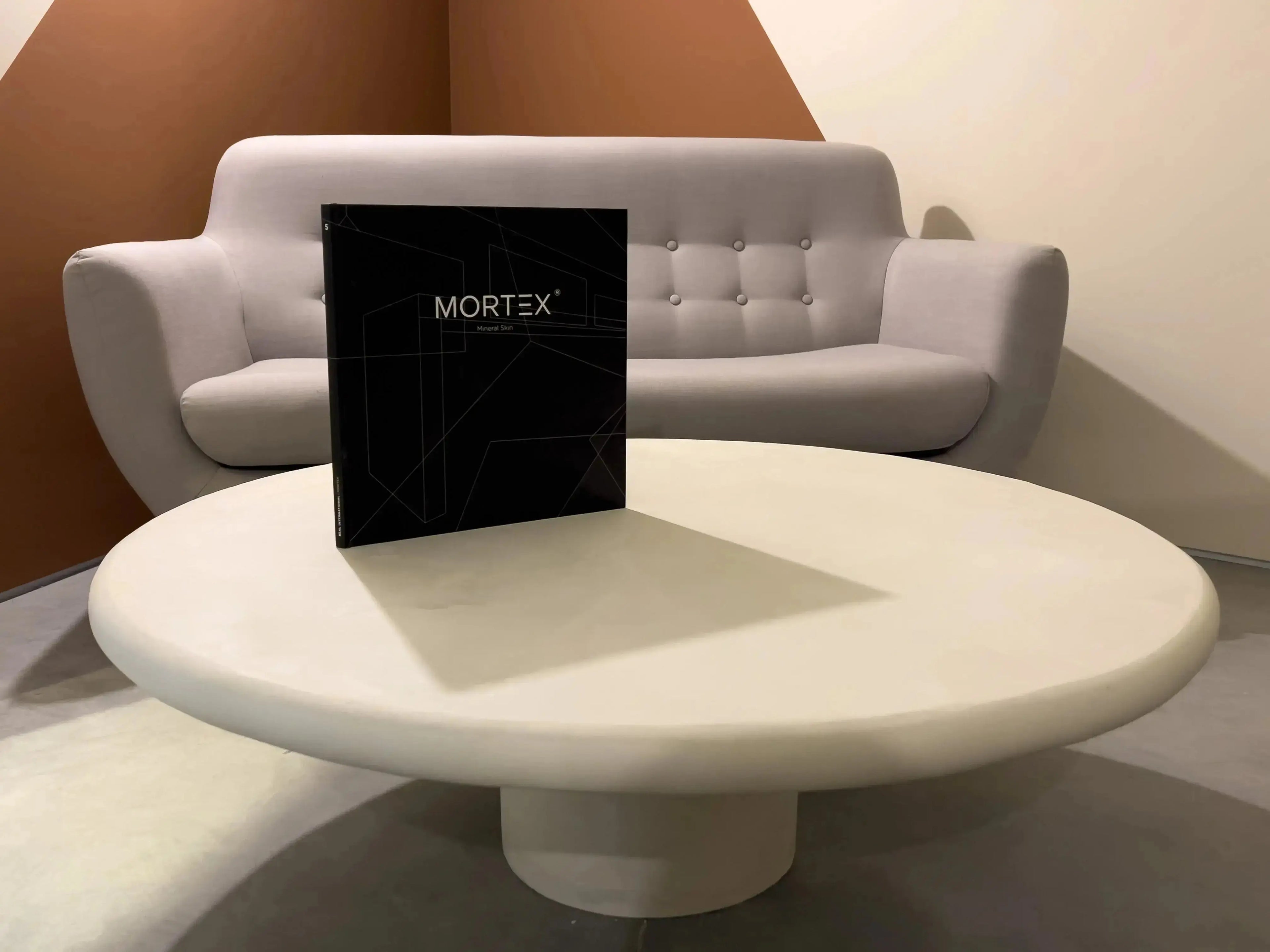 Mia - Table basse ronde en béton ciré (MORTEX®) The Concrete Table Co.