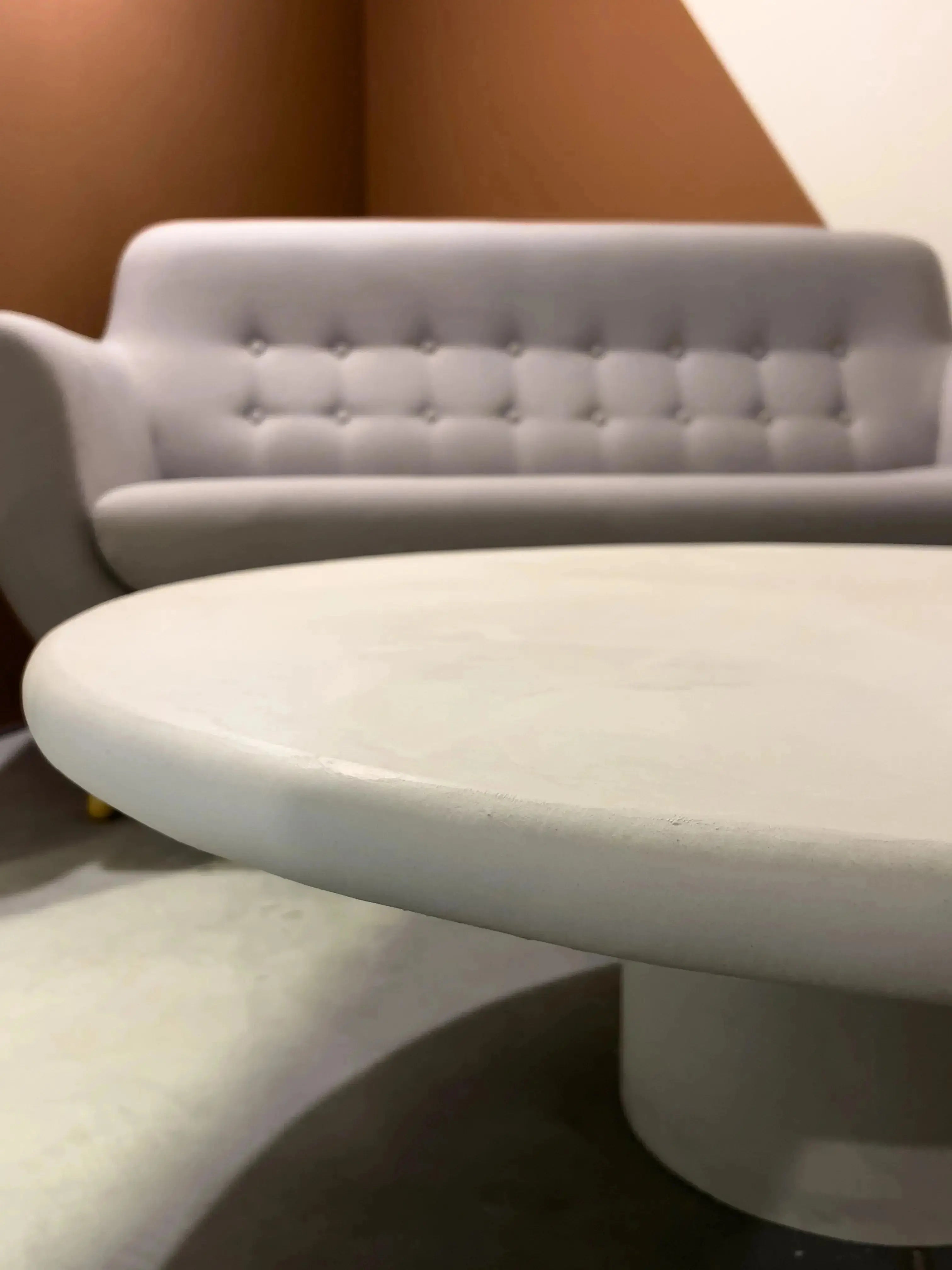 Mia - Table basse ronde en béton ciré (MORTEX®) The Concrete Table Co.