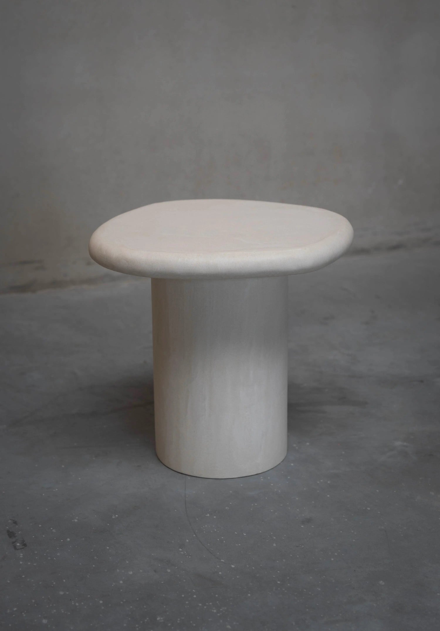 Miko - Table basse organique en béton ciré (MORTEX®) The Concrete Table Co.