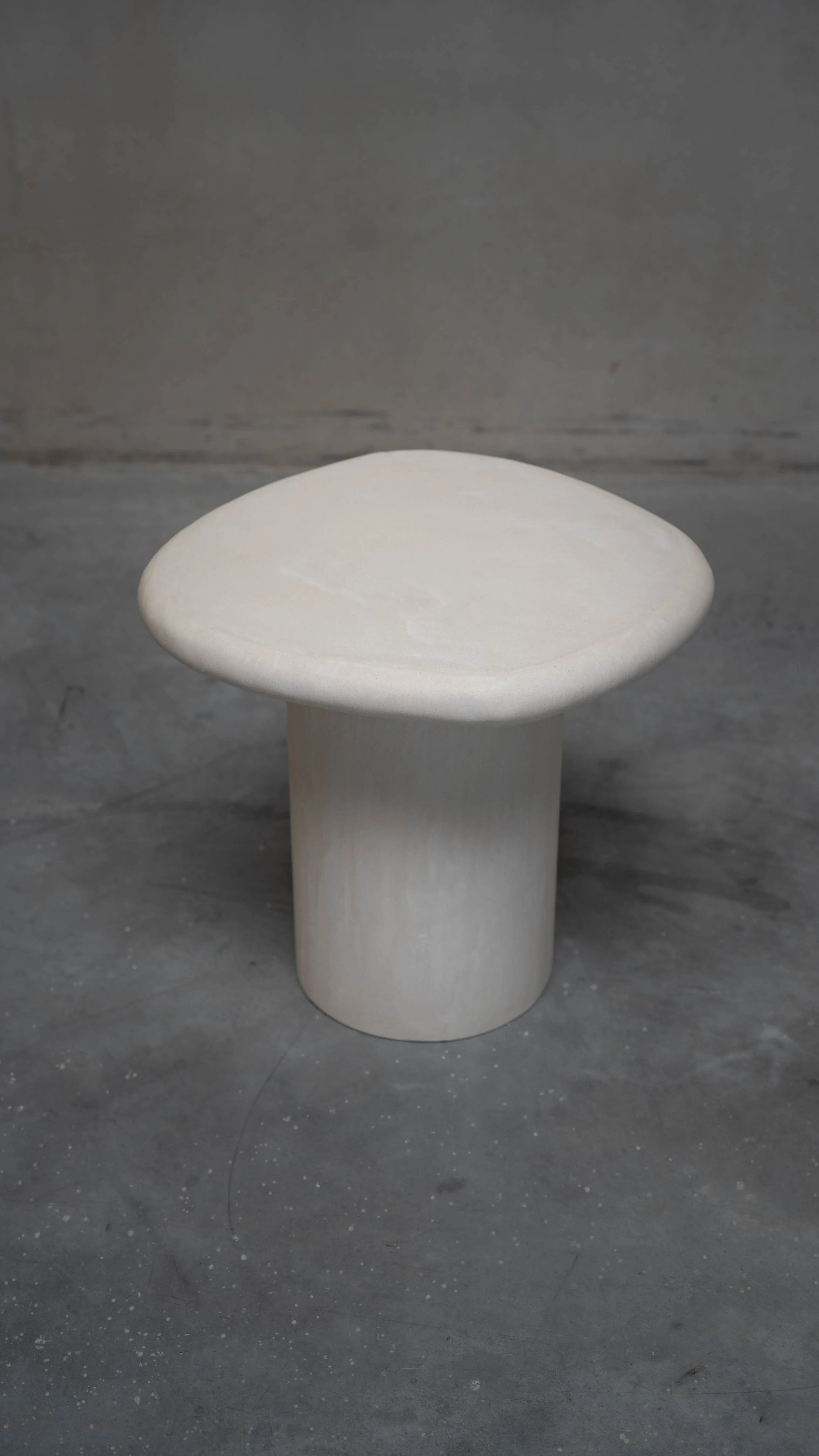 Miko - Table basse organique en béton ciré (MORTEX®) The Concrete Table Co.