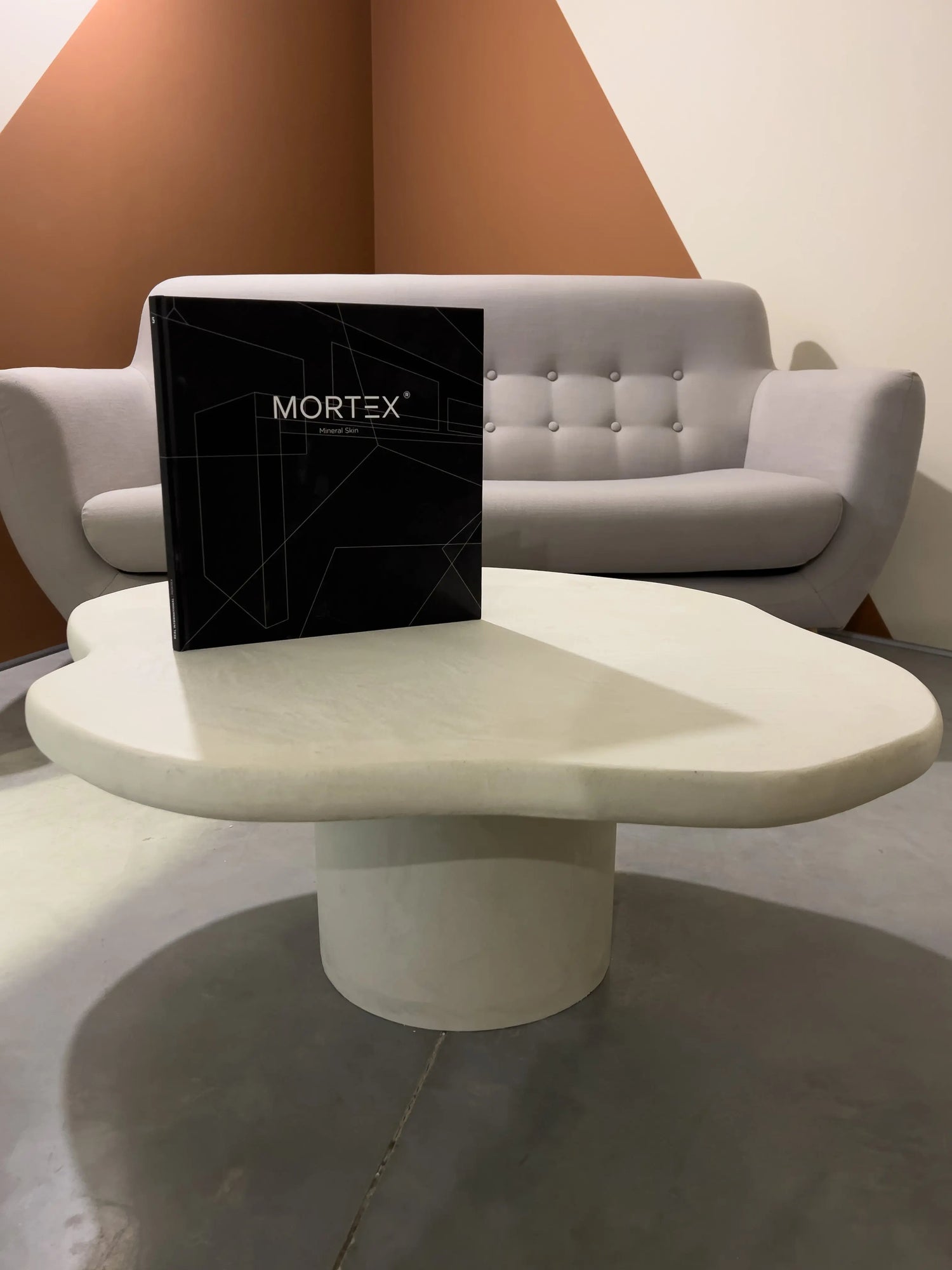 Table basse en béton ciré organique MORTEX® Huevo - The Concrete Table Co.