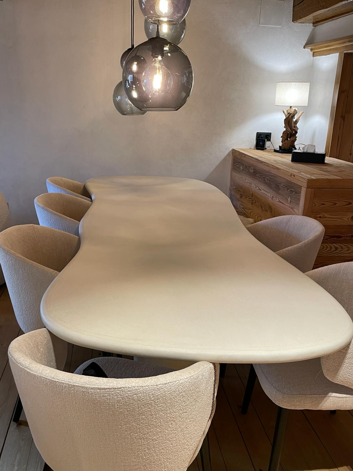 Une table à manger en mortex de forme organique et couleur naturel BM01