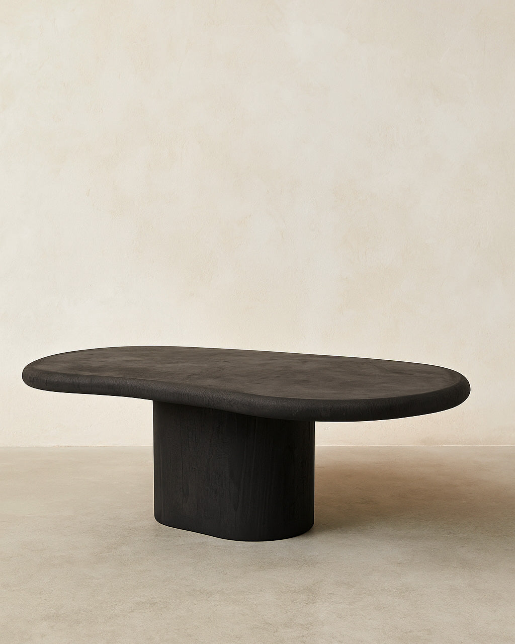 Table de salon Ellora noir en béton ciré Mortex® sur un sol en béton