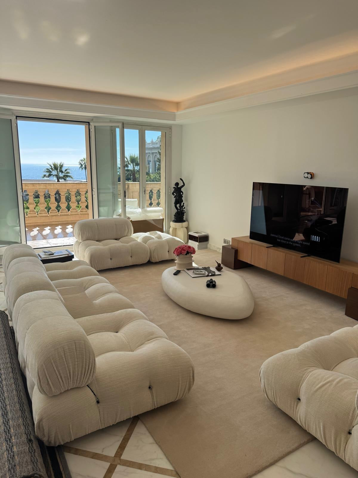Table basse Monaco en MORTEX® chez un client, réalisée sur-mesure par l&