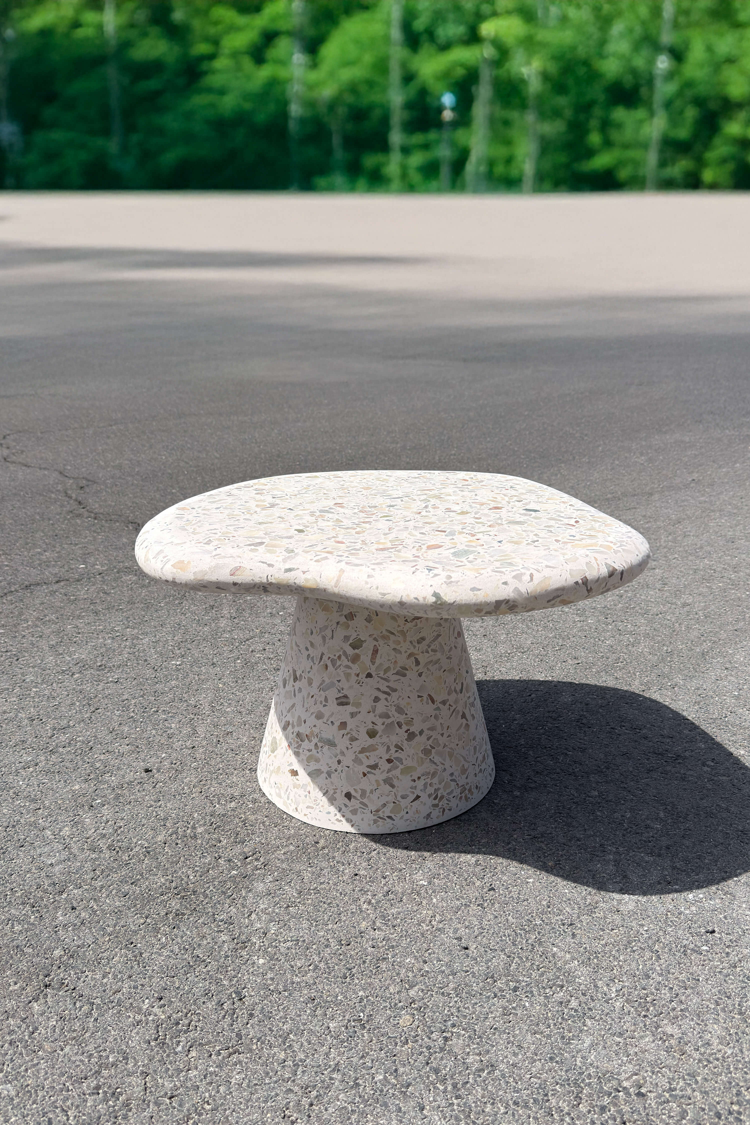 Bijzettafel Solina in MORTEX® buiten opgesteld, ambachtelijk op maat gemaakt door het Belgische atelier Artelior