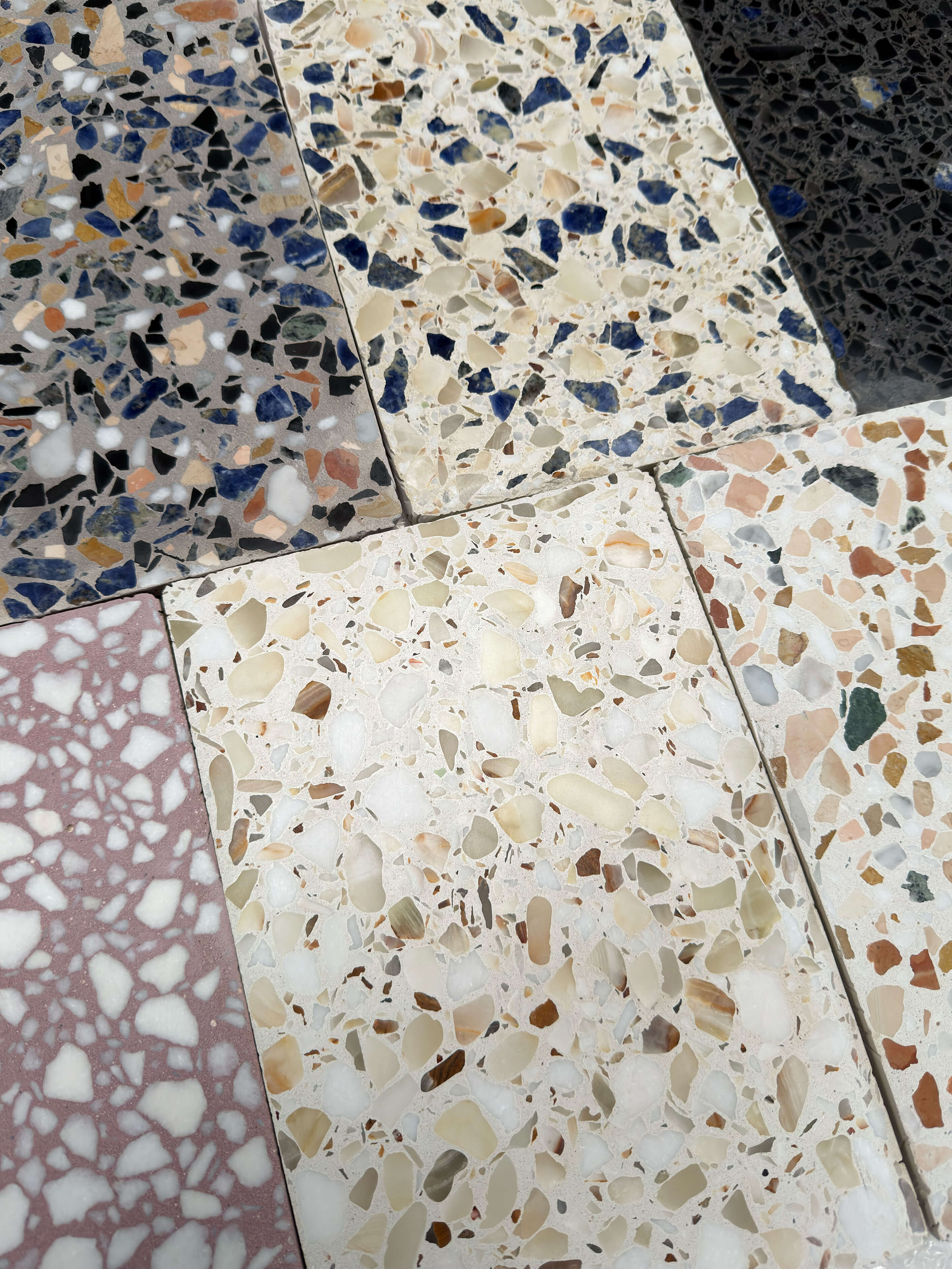Échantillons BEALSTONE® terrazzo — agrégats et finitions disponibles à l'atelier The Concrete Table Co.