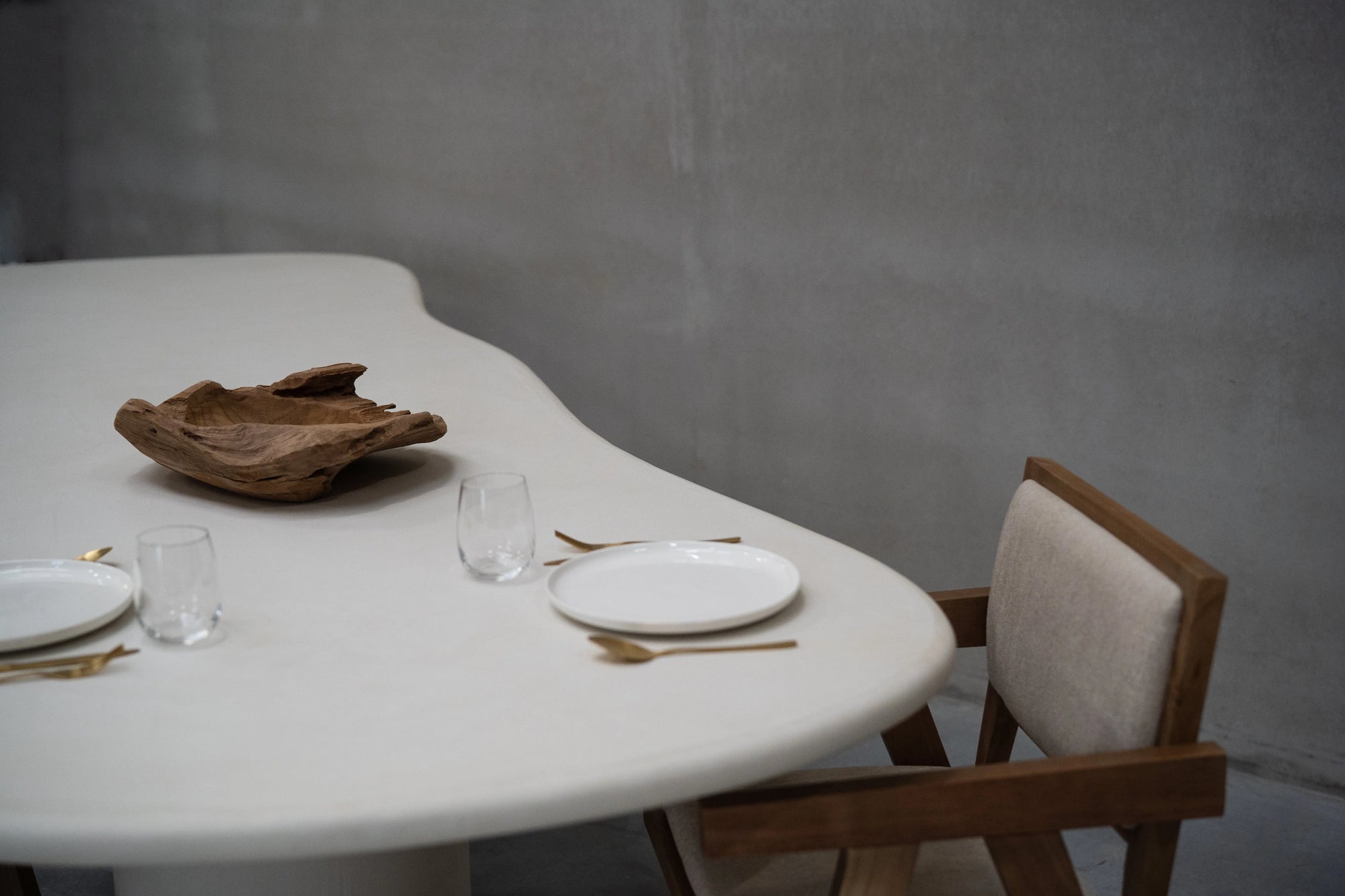 Amara - Table à manger organique en béton ciré (MORTEX®)