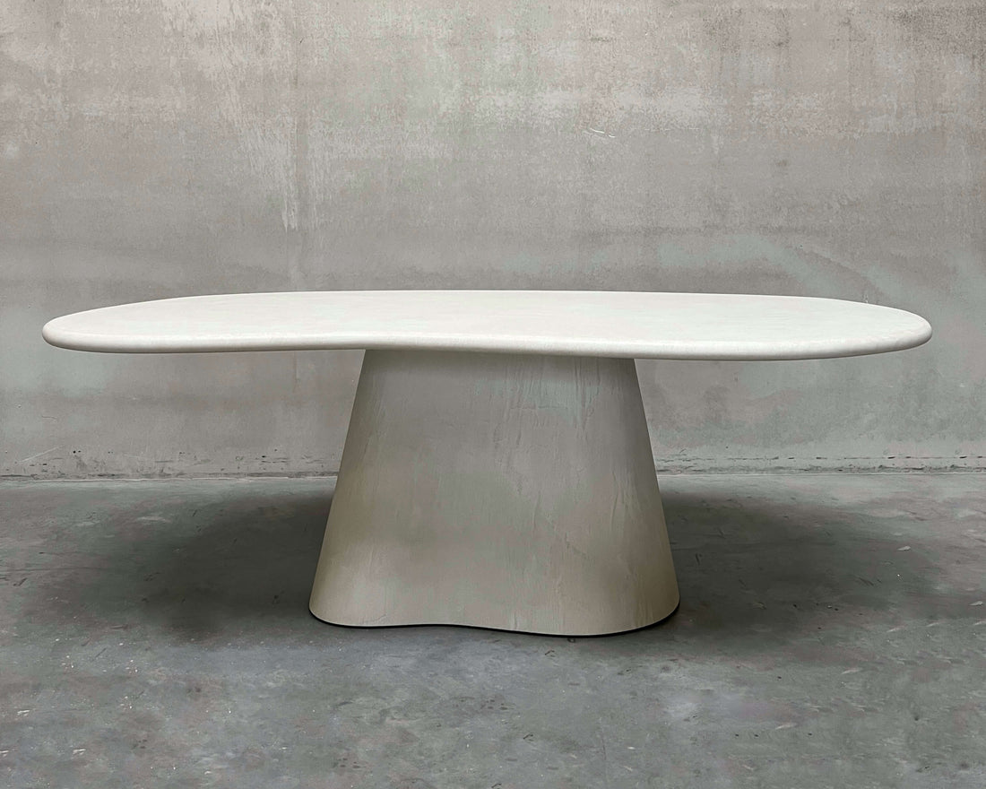 Table à manger Eline en mortex® sur un sol en béton dans l&