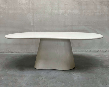 Table à manger Eline en mortex® sur un sol en béton dans l&