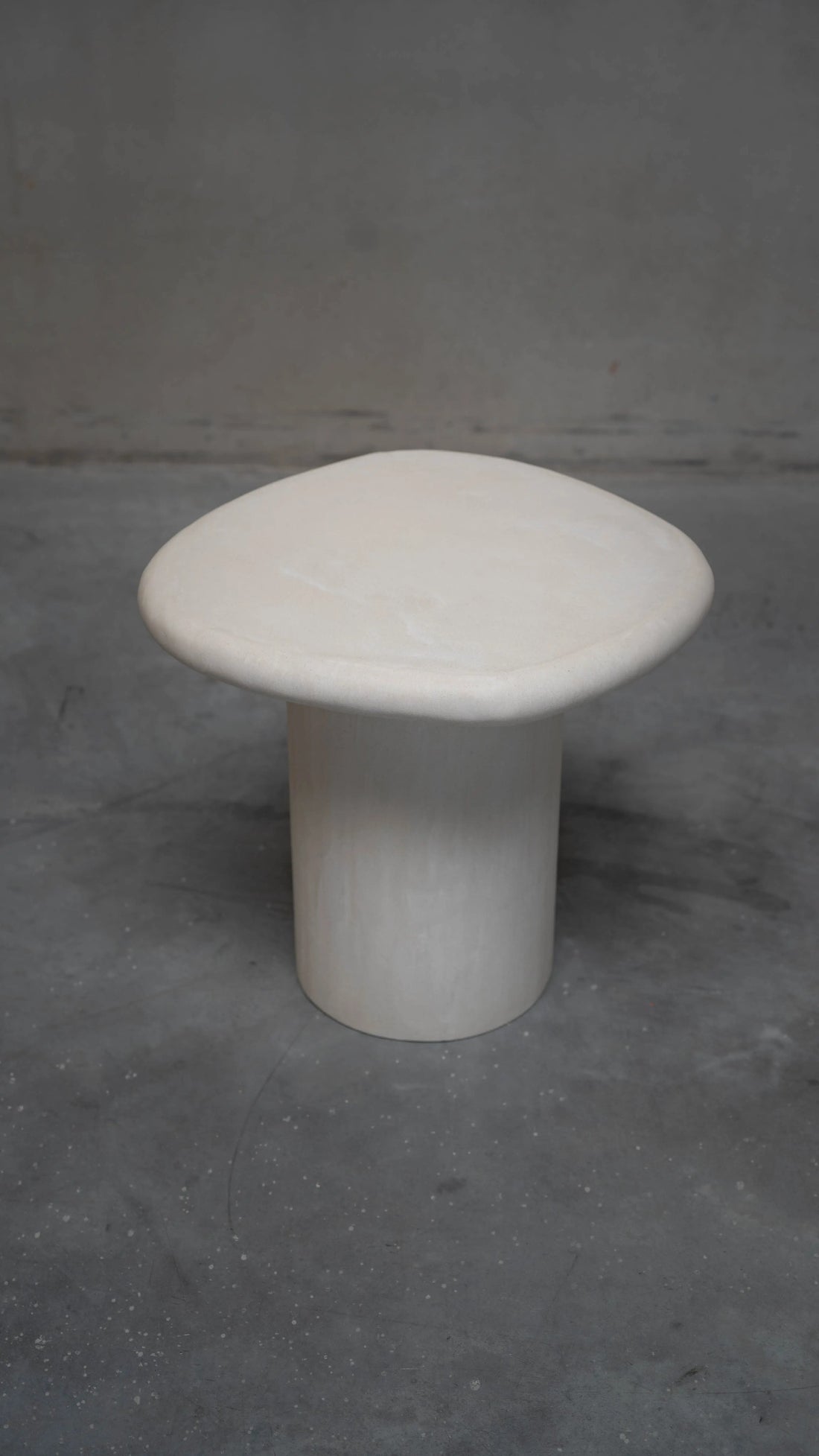 Miko - Table basse organique en béton ciré (MORTEX®) The Concrete Table Co.