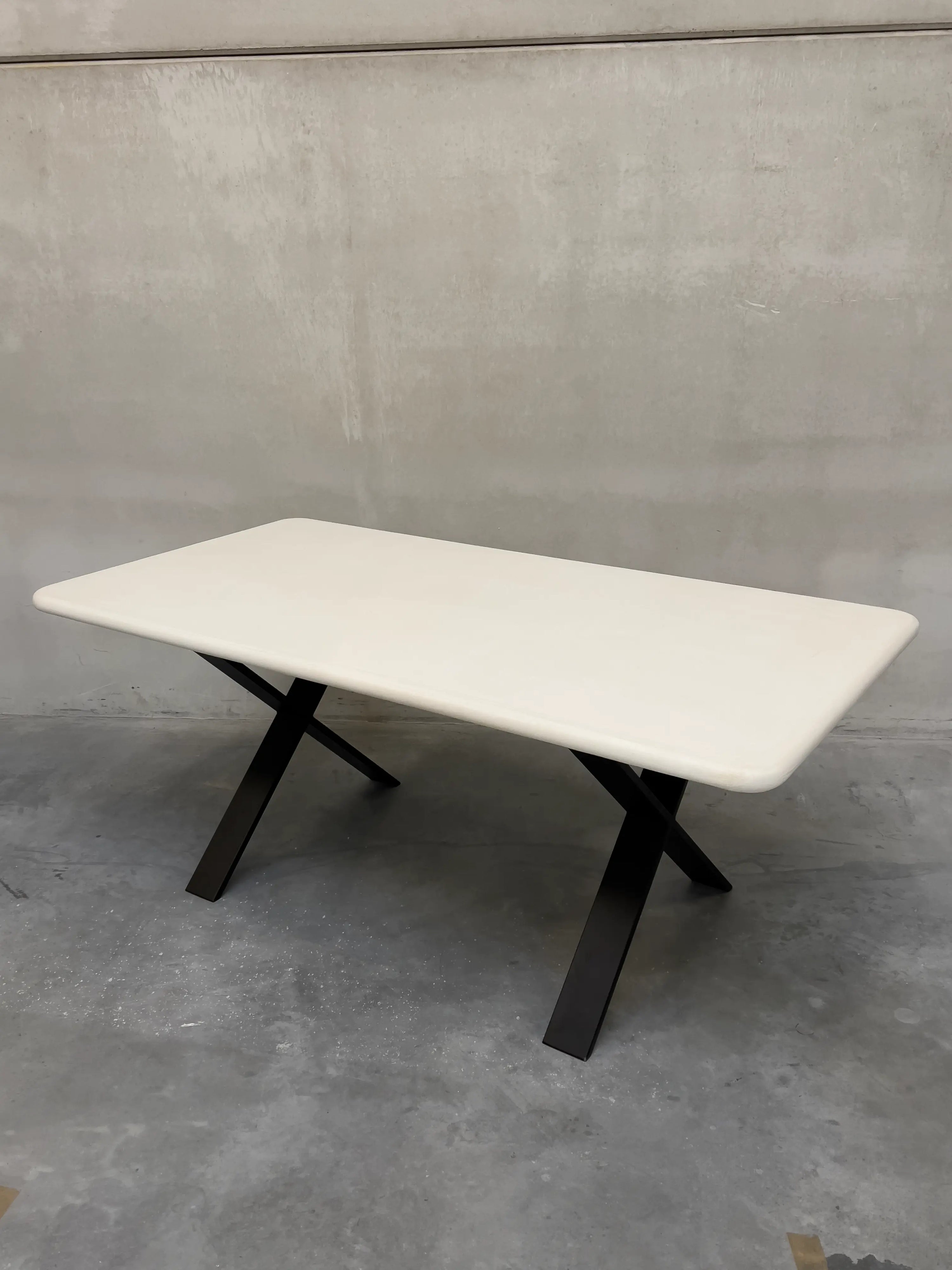 Liana - Waxed concrete dining table (MORTEX®) – The Concrete Table Co.