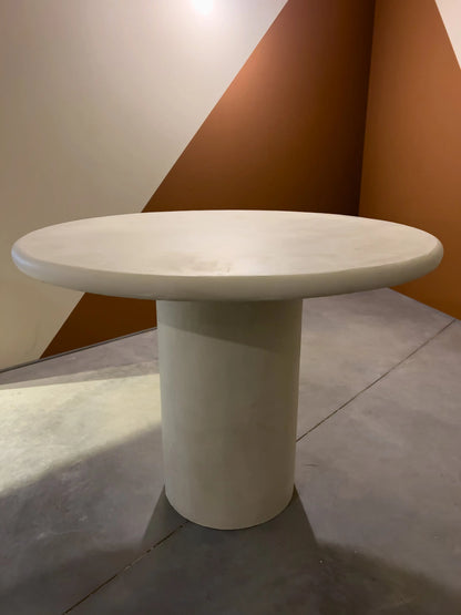 Nia - Table ronde MORTEX® photographiée dans l&