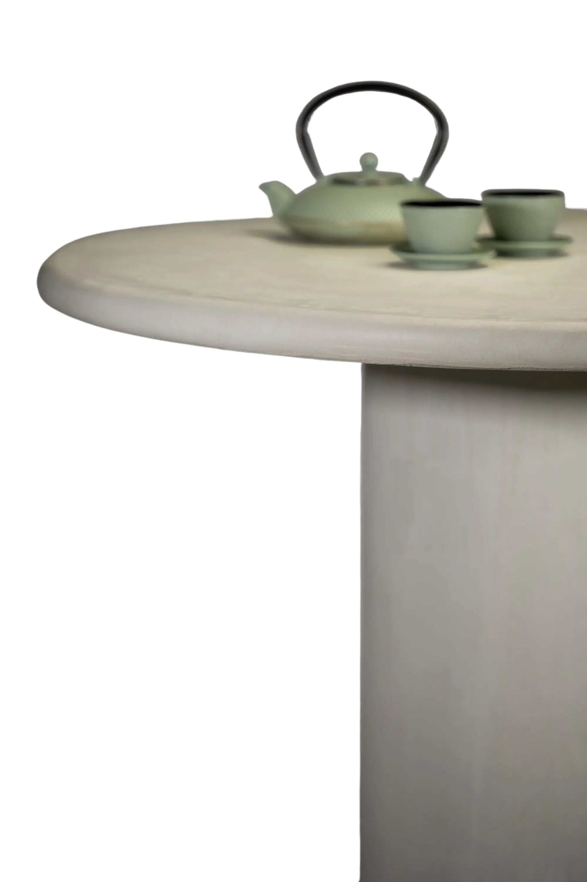 Nia - Détail plateau et piètement table ronde en béton ciré MORTEX®