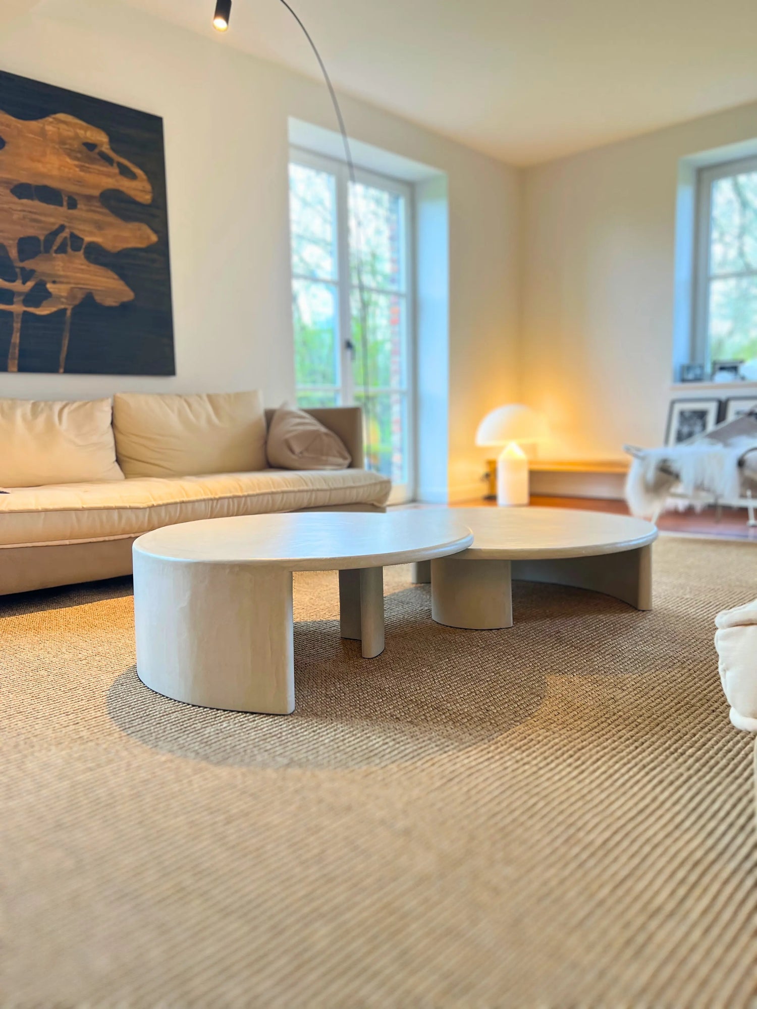 Helena - Tables basses gigognes en béton ciré MORTEX® dans un salon chez un client
