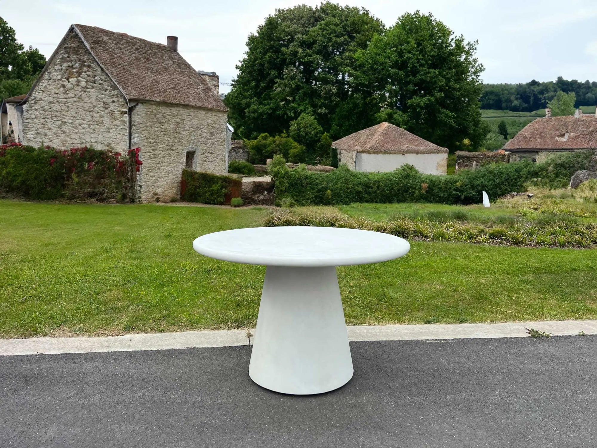 Vera - Round Dining Table in MORTEX® – The Concrete Table Co.