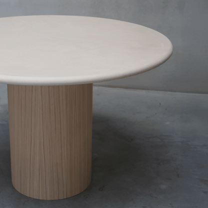 Détail du plateau fin en MORTEX® et du piètement en chêne de la table ronde Naya