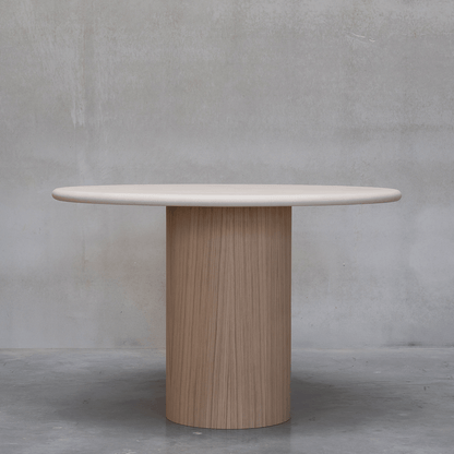 Table à manger ronde Naya en MORTEX® et chêne sur fond minéral