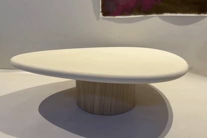 Sora - Table basse organique MORTEX® photographiée dans l&