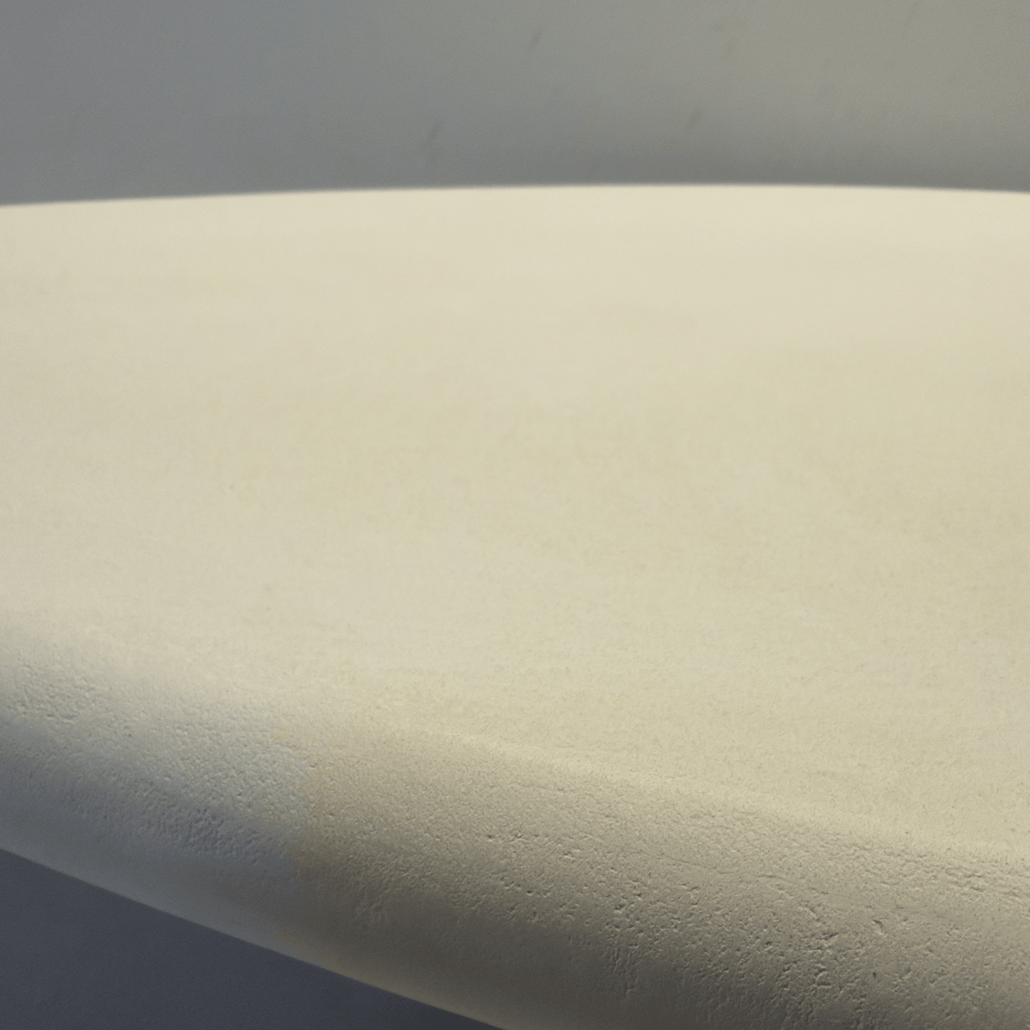 Sora - Détail finition béton ciré MORTEX® et piètement chêne