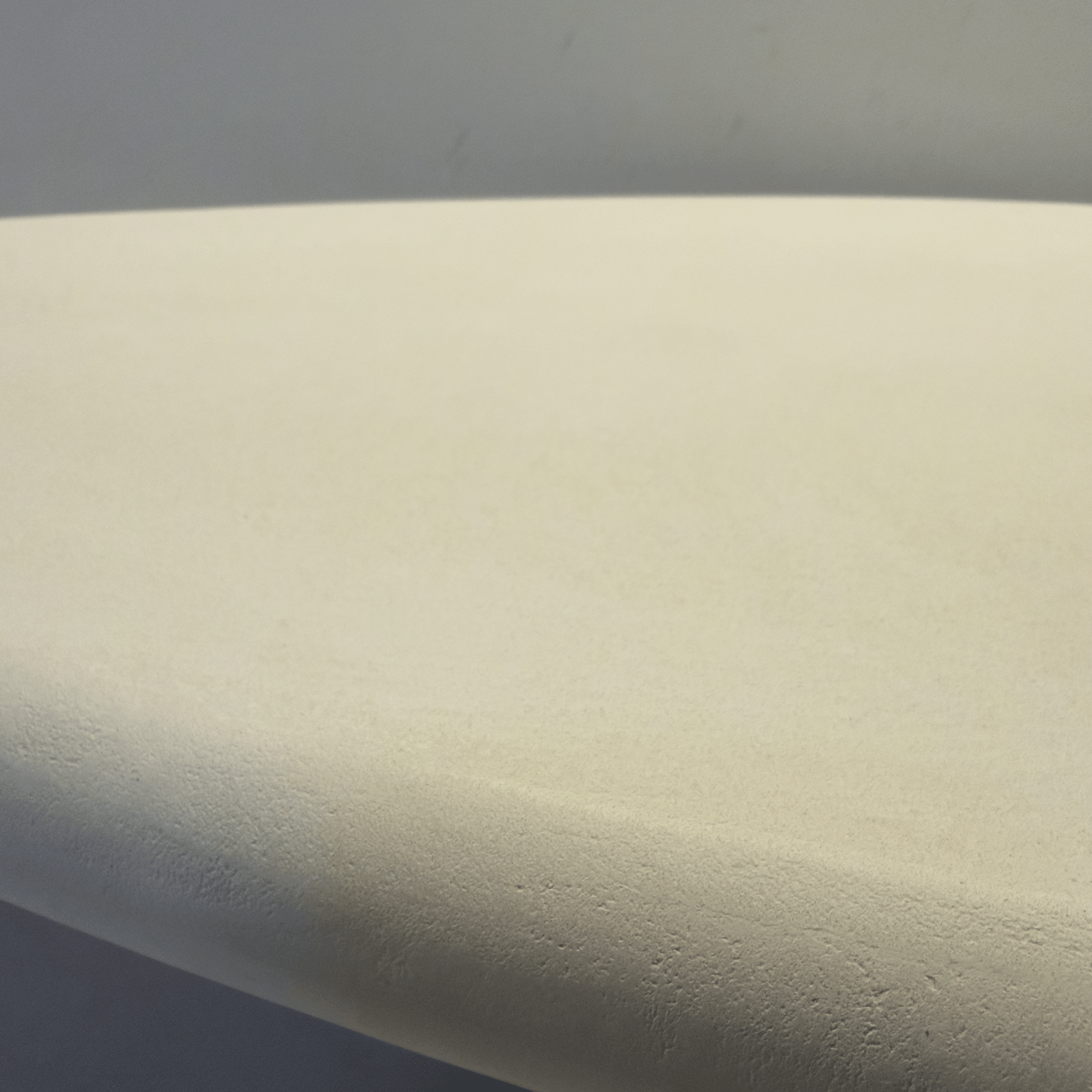 Sora - Détail finition béton ciré MORTEX® et piètement chêne