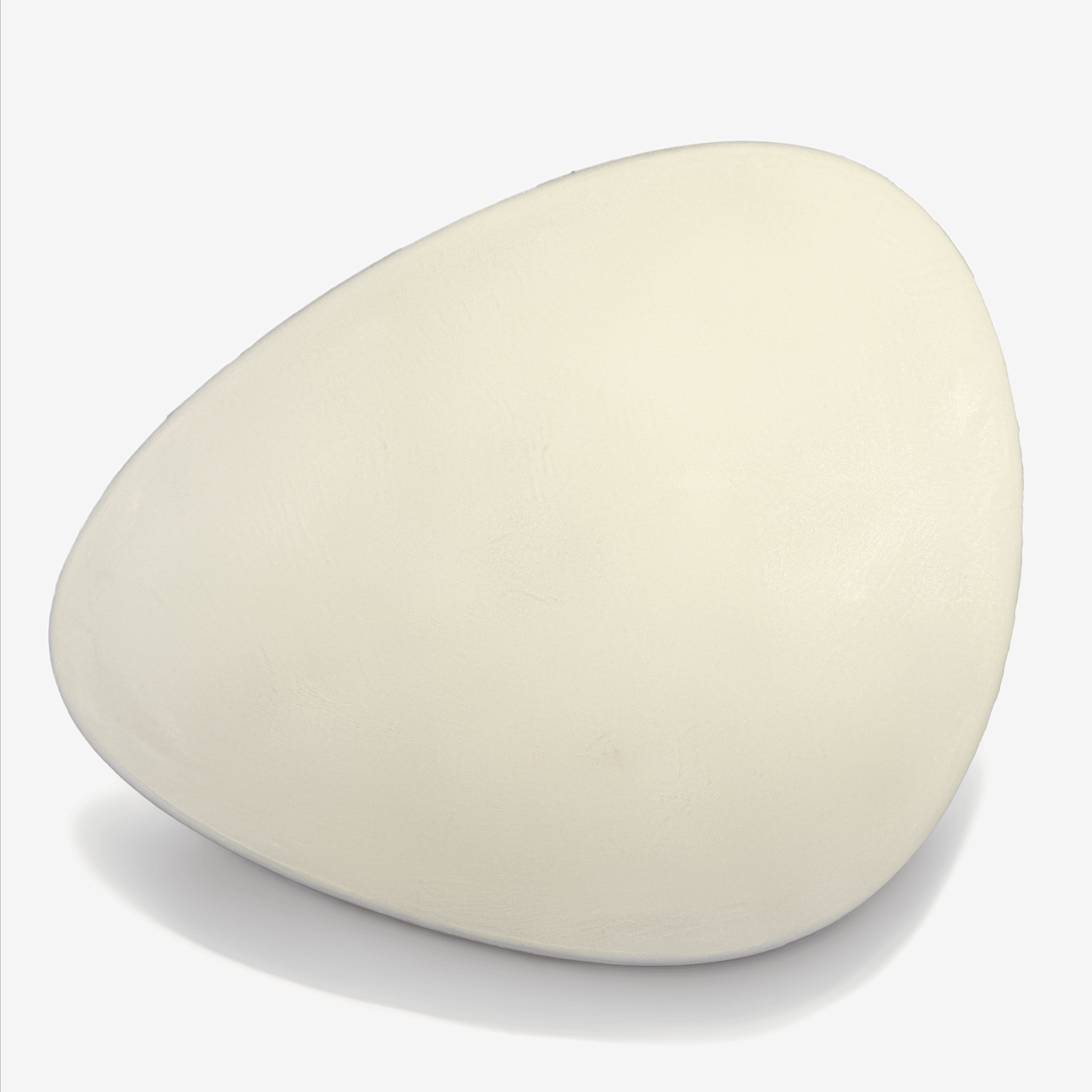 Sora - Forme organique de la table basse en béton ciré MORTEX® et chêne
