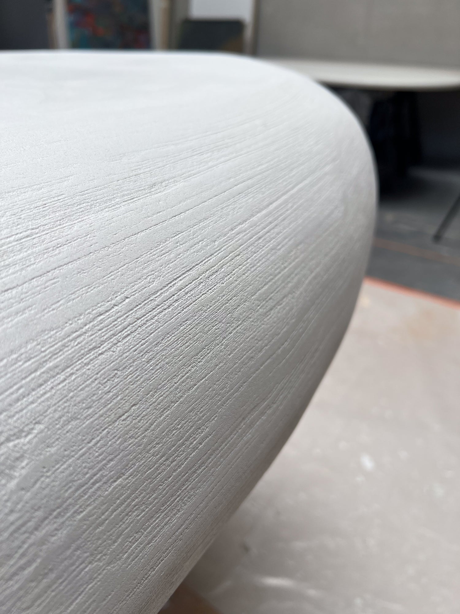 Détail de la texture MORTEX® de la table basse Monaco, finition artisanale sur-mesure réalisée en atelier belge