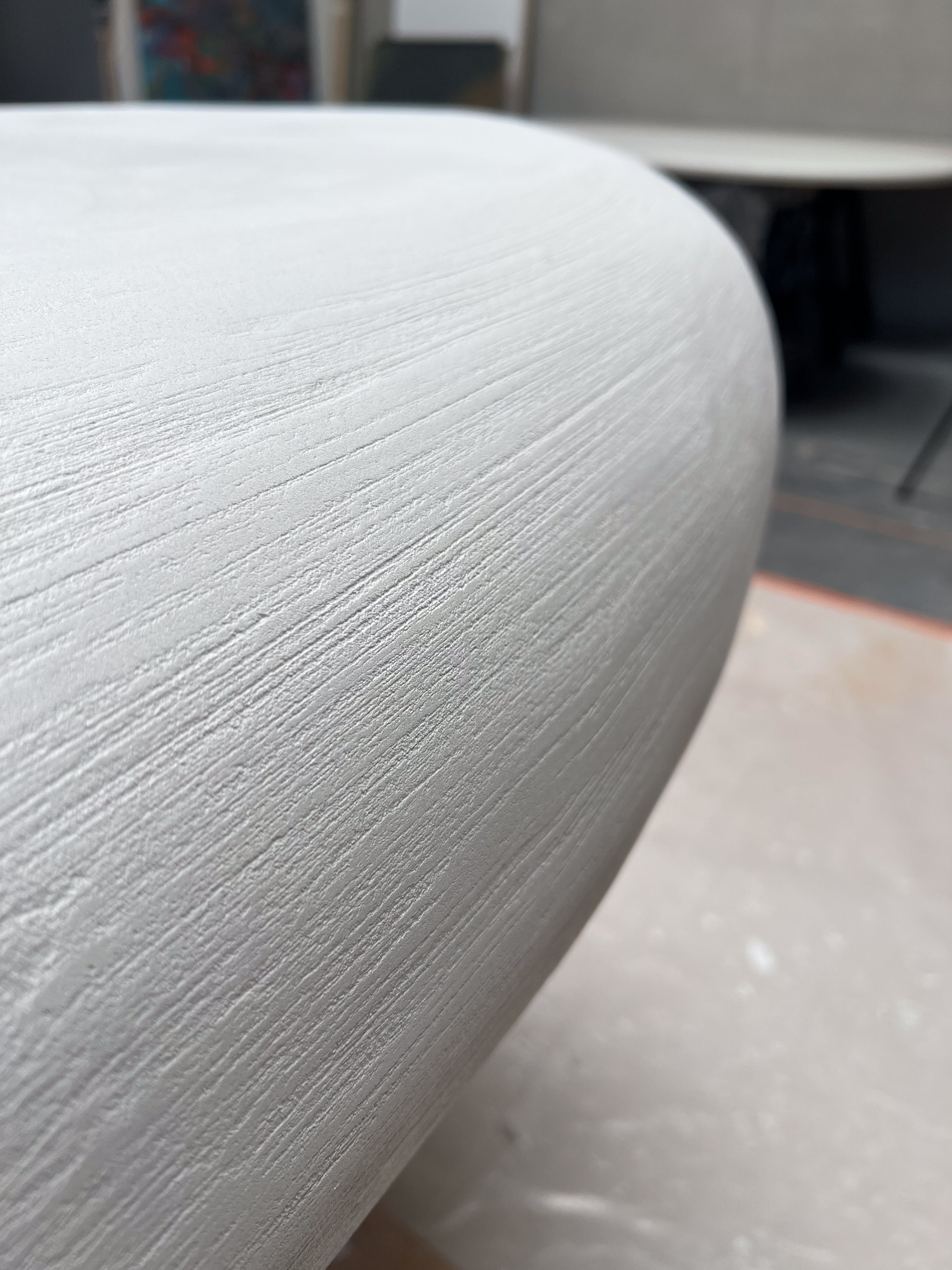 Détail de la texture MORTEX® de la table basse Monaco, finition artisanale sur-mesure réalisée en atelier belge