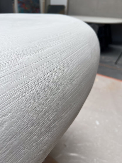 Détail de la texture MORTEX® de la table basse Monaco, finition artisanale sur-mesure réalisée en atelier belge