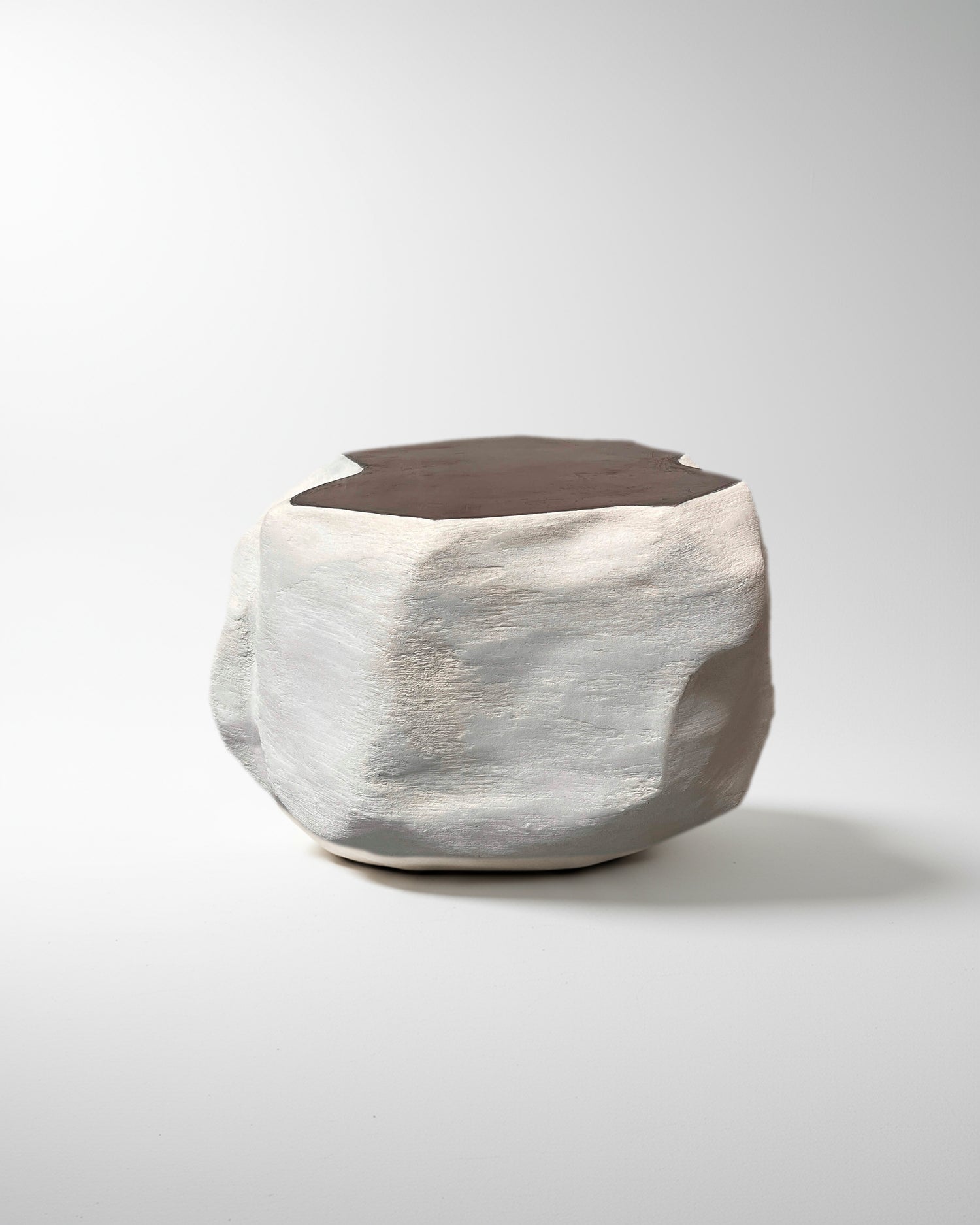 Table basse Nora en MORTEX® sur fond blanc, fabrication artisanale belge Artelior
