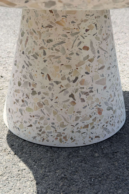 Detail van de poot en MORTEX®-afwerking van de bijzettafel Solina, met de hand vervaardigd in ons Belgisch atelier
