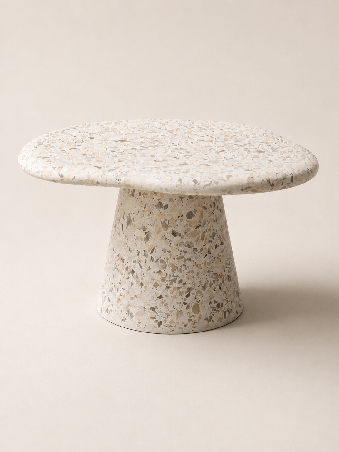 Bijzettafel Solina in MORTEX®, ambachtelijk op maat gemaakt, op neutrale achtergrond gepresenteerd door het Belgische atelier Artelior